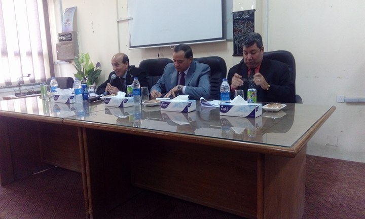 ا.د/ احمد عزيز عبد المنعم رئيس جامعة سوهاج يترأس اجتماع مجلس كلية الآداب