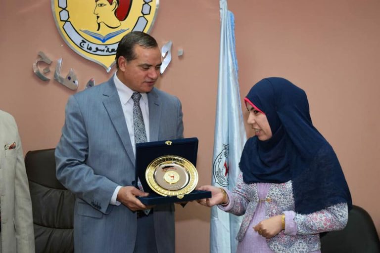 رئيس جامعة سوهاج يكرم ” سوسن ” اول كفيفة لحصولها علي الماجستير