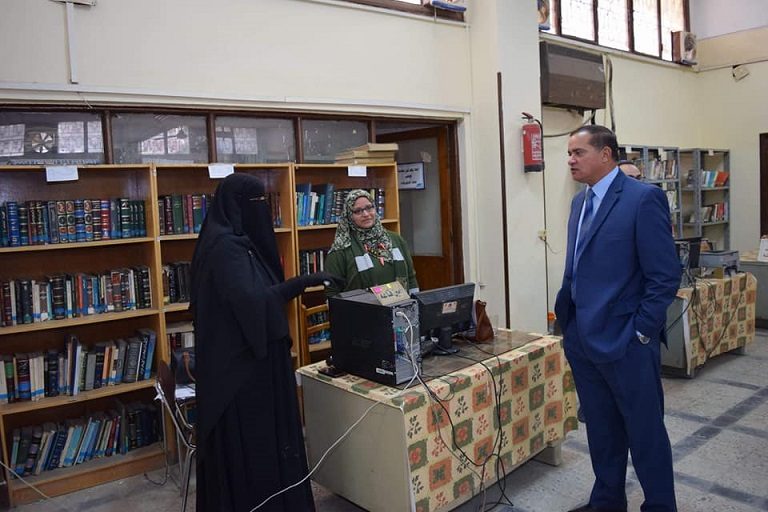 رئيس جامعة سوهاج يقوم بجولة تفقدية بمكتبة كلية الآداب