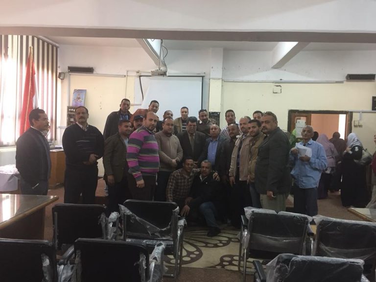 اجتماع أ.د/ فتوح خليل عميد الكلية بالسادة الإداريين بالكلية