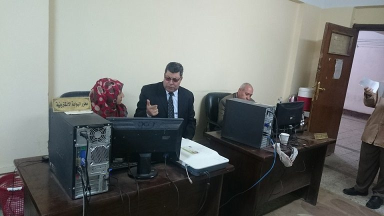 عميد كلية الآداب يقوم بجولة تفقدية بوحدة الخدمات الإلكترونية