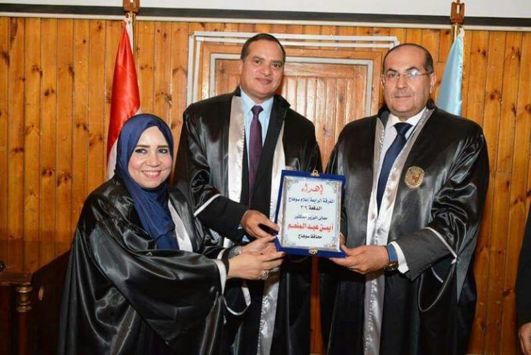 محافظ سوهاج ورئيس الجامعة وعميد الكلية يشهدان حفل تخريج الدفعة 39 لقسم الإعلام بكلية الآداب