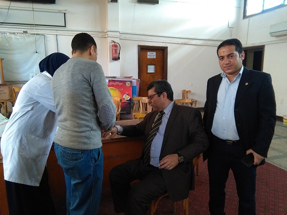 أ.د/ فتوح خليل يتفقد المسح الطبي لطلاب كلية الآداب