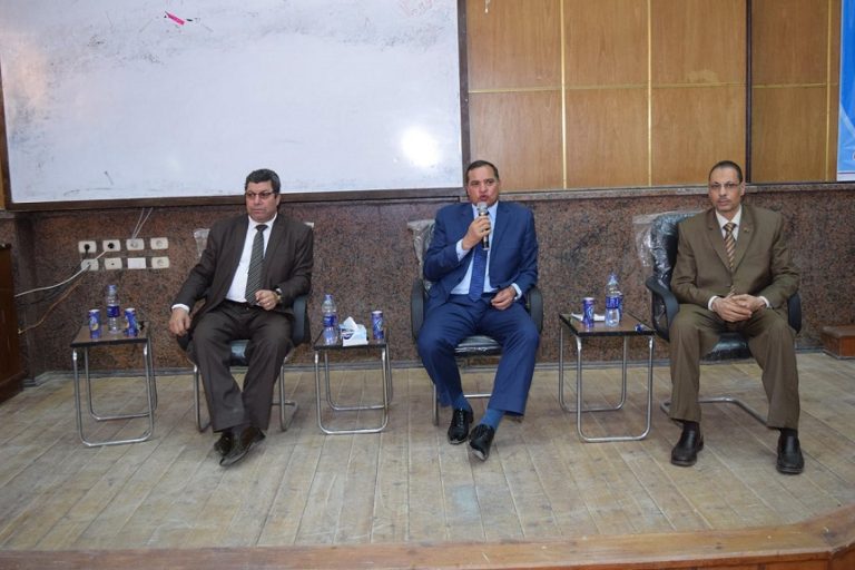 (المركز الاعلامى للجامعة)رئيس جامعة سوهاج يلتقي مع طلاب البرامج الجديدة بالآداب.