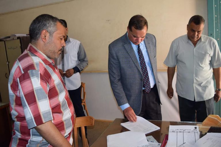 رئيس الجامعة خلال جولة تفقدية لكلية الآداببحرم الجامعة القديم