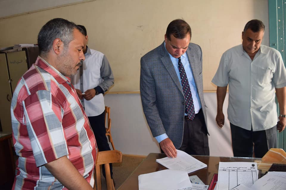 رئيس الجامعة خلال جولة تفقدية لكلية الآداببحرم الجامعة القديم
