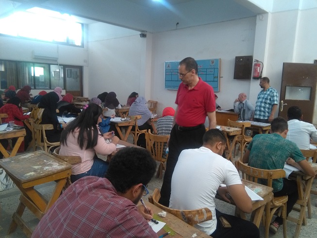يتفقد أ.د. محمود حجاب وكيل الكلية لشئون التعليم والطلاب امتحانات الطلاب