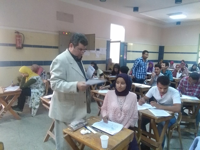 يتفقد أ.د. فتوح احمد خليل عميد الكلية  امتحانات الطلاب