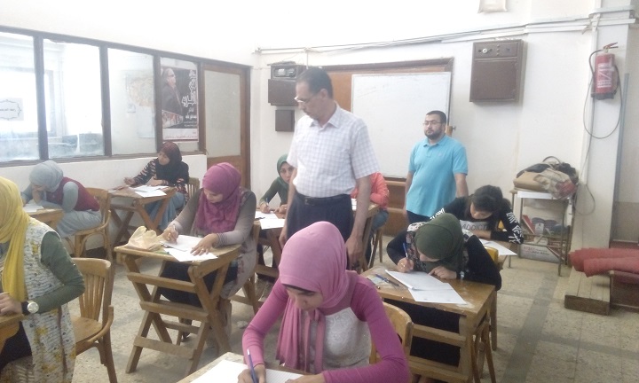 بالصور…جولة تفقدية لـ أ.د/ محمود حجاب لمتابعة امتحانات كلية آداب سوهاج