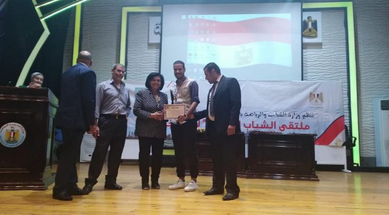 جامعة سوهاج تحصد الميدالية الذهبية في ملتقي ” لنعبر جسرا”