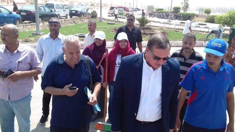 رئيس جامعة سوهاج يشارك طلبة وطالبات الجامعة معسكر الخدمة العامة