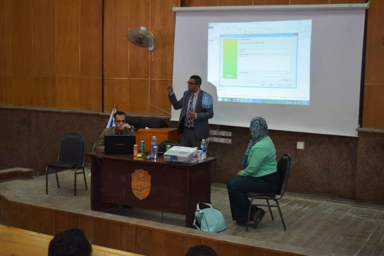 ورشة عمل عن الترجمة باستخدام الحاسب الآلي بآداب سوهاج.