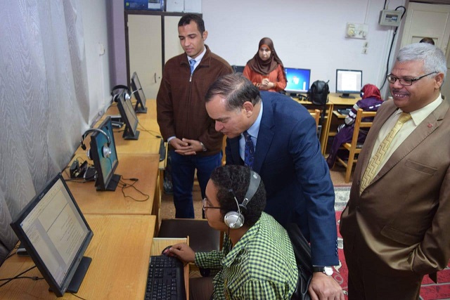 للمرة الأولى بجامعة سوهاج .. عقد امتحانات فاقدي البصر الكترونيا