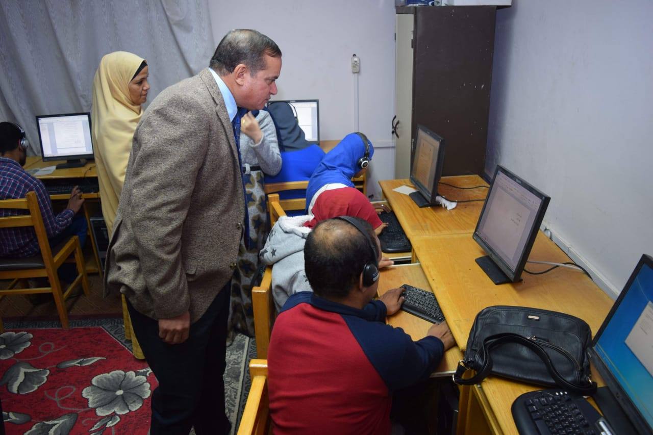 رئيس جامعة سوهاج يواصل تفقده لامتحانات الطلاب المكفوفين