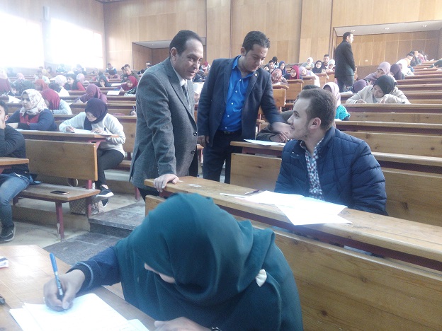 بالصور..جولة تفقدية لـ أ.د/ جمال طه وكيل الكلية لشئون التعليم والطلاب نهاية امتحانات الفصل الدراسي الأول
