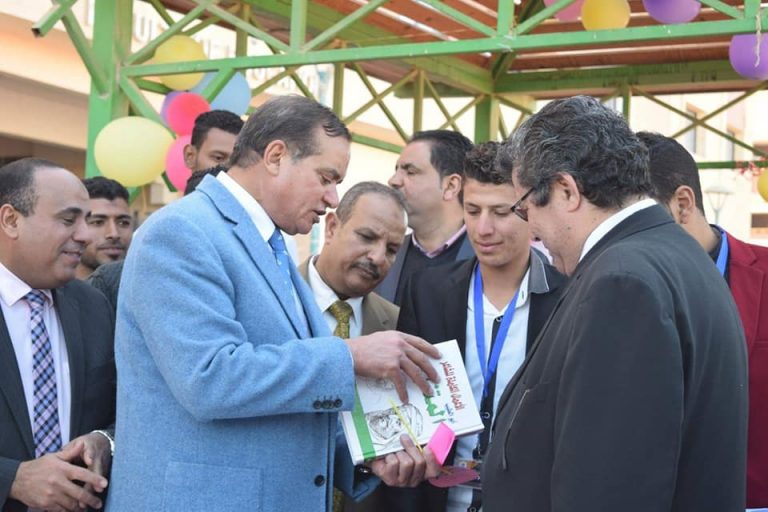 مشاركة عميد كلية الآداب رئيس جامعة سوهاج في افتتاح فاعليات معرض الكتاب بكلية التربية