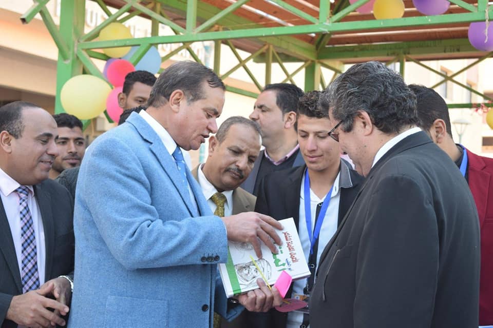 مشاركة عميد كلية الآداب رئيس جامعة سوهاج في افتتاح فاعليات معرض الكتاب بكلية التربية