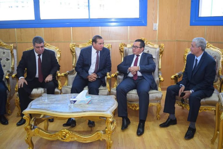 سفير “كازاخستان” بالقاهرة يعقد ندوة ثقافية عن العلاقات المصرية الكازاخية بجامعة سوهاج.
