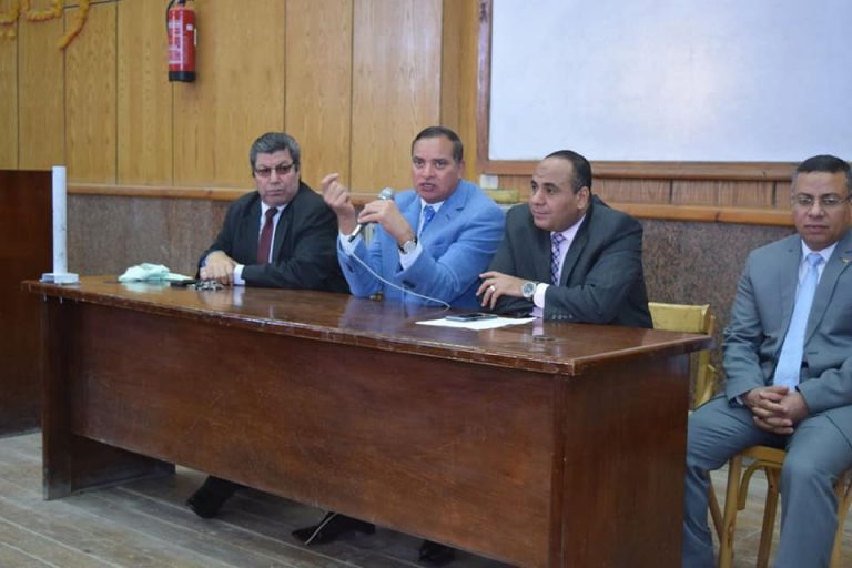 مشاركة عميد كلية الآداب جلسة حوارية بين عزيز وطلاب التربية بجامعة سوهاج