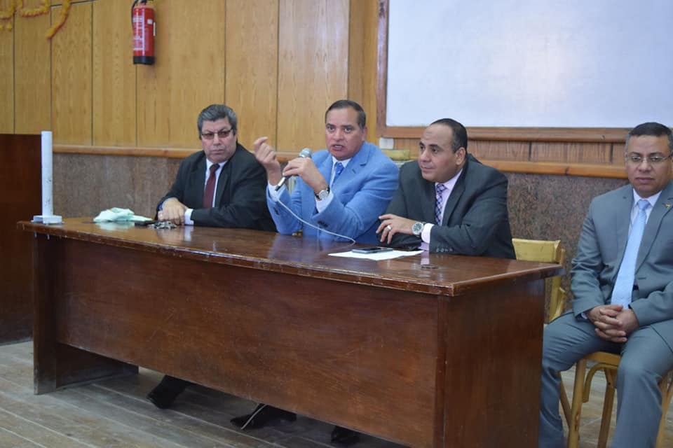 مشاركة عميد كلية الآداب جلسة حوارية بين عزيز وطلاب التربية بجامعة سوهاج