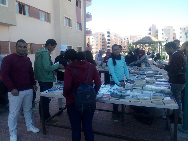 بالصور … معرض الكتاب لكلية الآداب