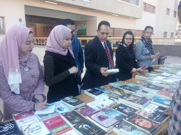 بالصور .. وكيل الكلية لشئون التعليم والطلاب يتفقد معرض الكتاب لطلاب كلية الآداب