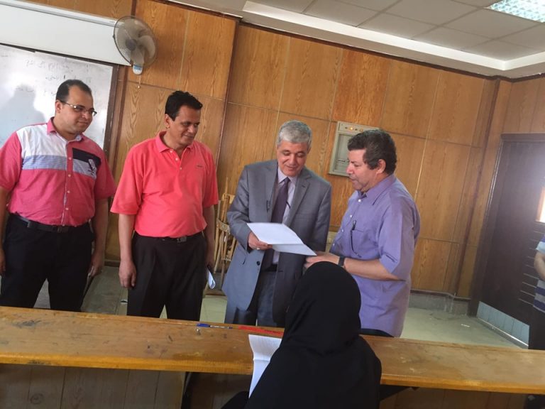 نائب رئيس الجامعة لشؤون الدراسات العليا والبحوث وعميد كلية الآداب يتفقدان امتحانات الدراسات العليا