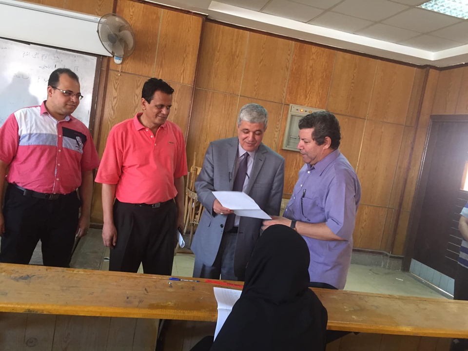 نائب رئيس الجامعة لشؤون الدراسات العليا والبحوث وعميد كلية الآداب يتفقدان امتحانات الدراسات العليا