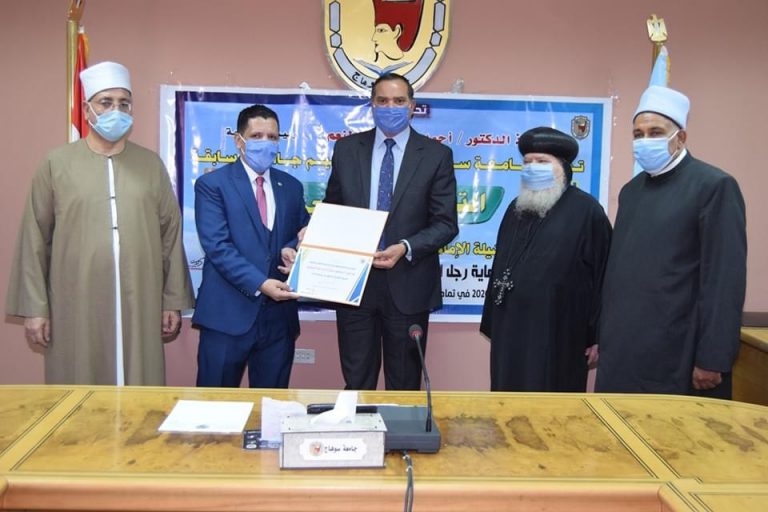 فوز الدكتور محمود فراج بكلية الاداب بجائزة صاحب الفضيلة الشيخ محمد سيد طنطاوي بحائزة التسامح الديني