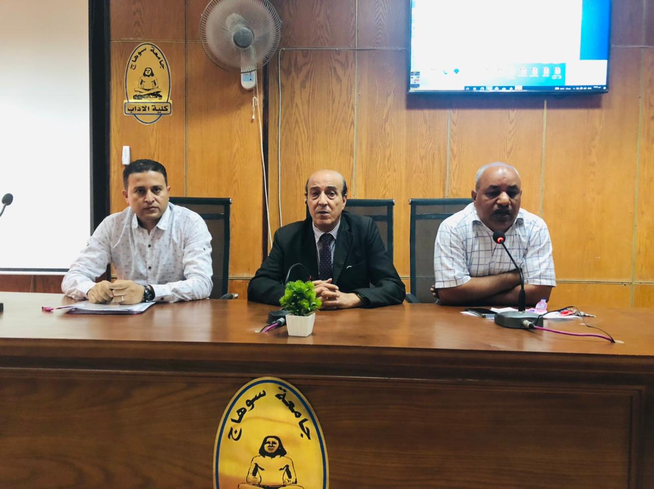 “عميد اداب يترأس اجتماع مناقشة ملفات الجودة بالكلية اليوم “