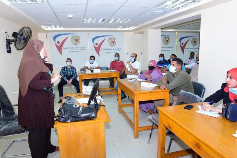 أساتذة آداب مكتبات تشارك في تطوير المنظومة المكتبية بجامعة سوهاج