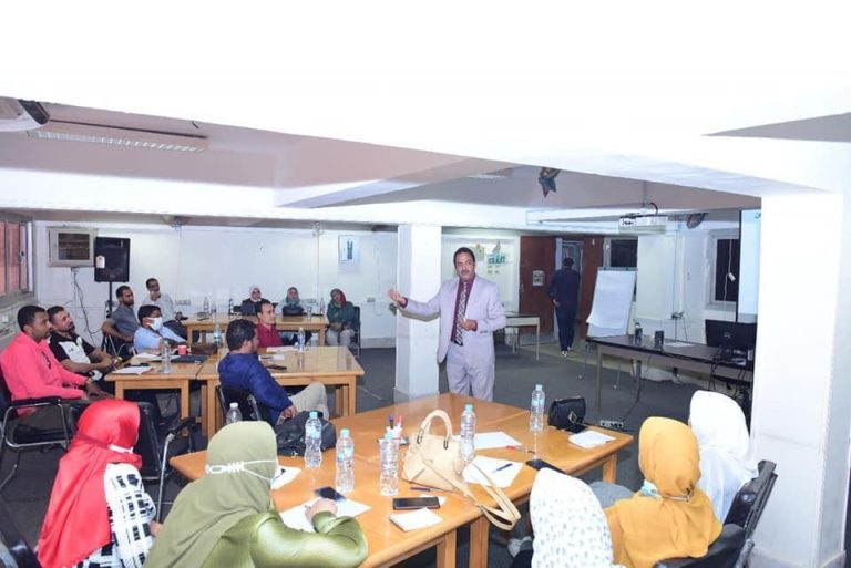 مشاركة اساتذة اداب بالدورات التدريبية طرق كتابة البحث لمعاوني أعضاء هيئة التدريس