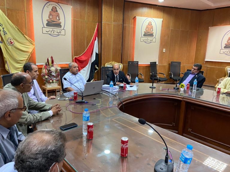«مجلس آداب سوهاج» يعقد اجتماعه الشهري لمناقشة الاستعدادات النهائية لبدء الدراسة ومتابعة الاجراءات الاحترازية بالكلية