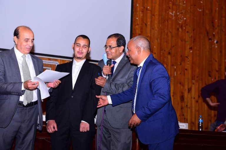 في لفتة انسانية..رئيس جامعة سوهاج يعد بتعيين طالب كفيف معيدا إذا حافظ على المراكز الأول