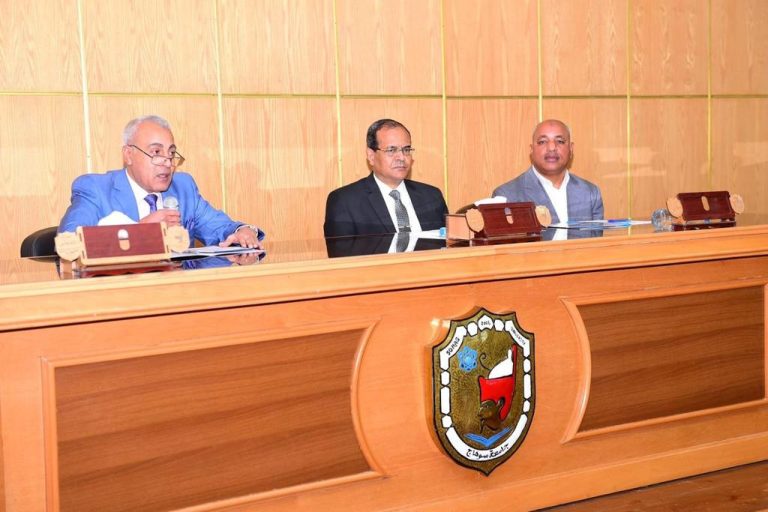 اداب سوهاج تطرح نظرة تقيمية لتطور واستحداث البرامج الجديدة
