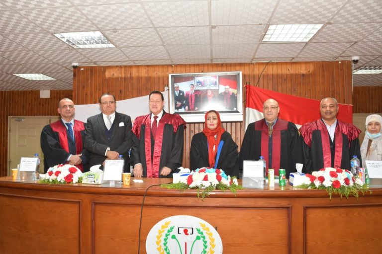 وكيل الكلية لشؤون تنمية البيئة وخدمة المجتمع في مشاركة رسالة دكتوراة بجامعة المنصورة