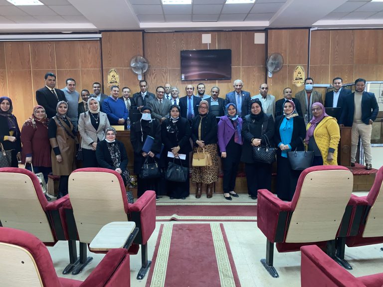 مصلحة الطالب والكتاب الالكتروني علي طاولة عميد الكلية بآدابسوهاج