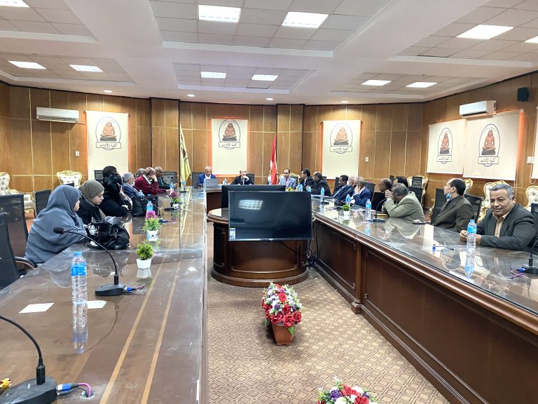 «مجلس آداب سوهاج» يعقد اجتماعه الشهري لمناقشة سير العملية التعليمية للفصل الدراسي الثاني والانتهاء من رفع المقررات الالكترونية علي منصة زاد