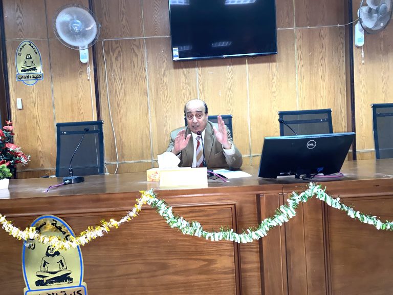 عميد آداب سوهاج يعقد لقاء مع معاوني أعضاء هيئة التدريس بالكلية