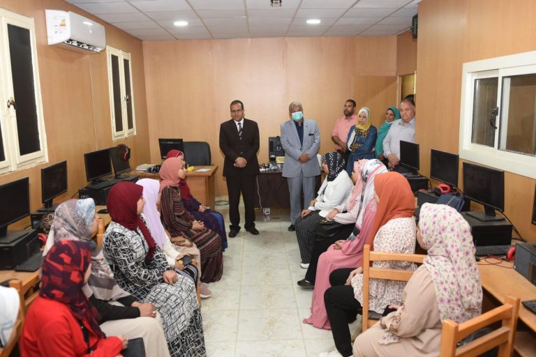 رئيس جامعة سوهاج يكرم ١٩ طالب من الفئات الخاصة بكلية الاداب لإجتيازهم دورة بمركز نور البصيرة