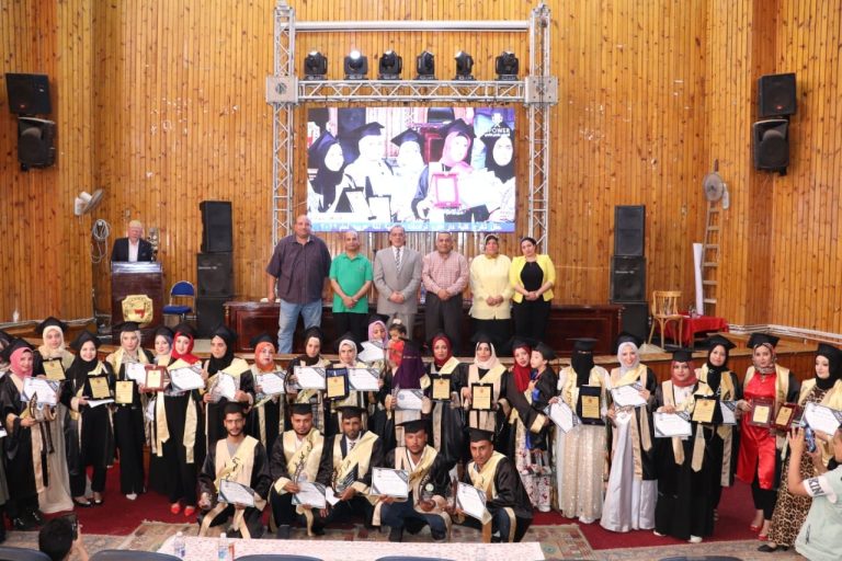 مشاركة اساتذة اداب بحفل تخرج طلاب برنامج العلوم العربية والإسلامية بمركز التعليم المدمج بجامعة سوهاج