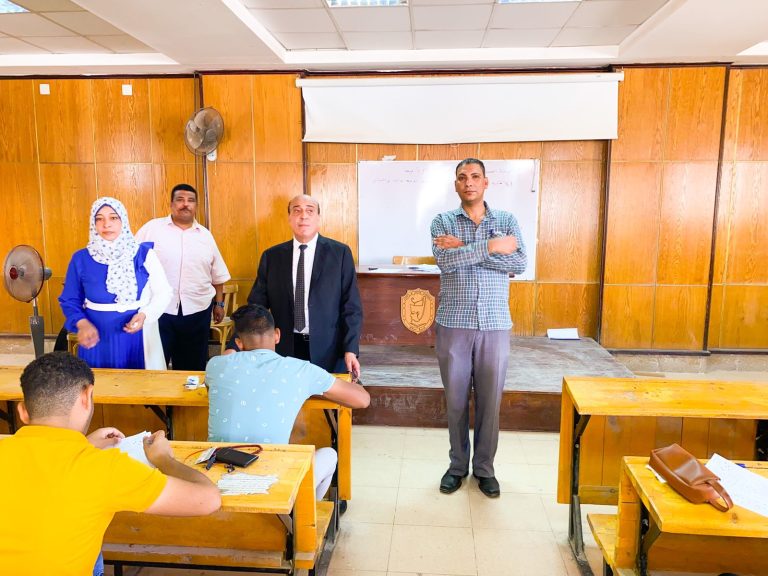 عميد آداب يتابع لجان امتحانات نهاية العام بالكلية