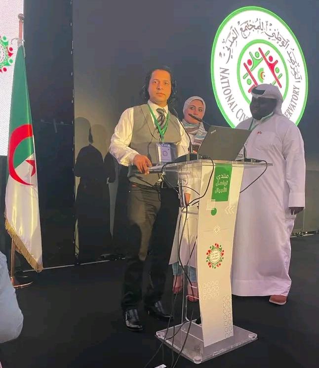 مشاركة استاذ باداب سوهاج بمنتدى تواصل الاجيال لدعم العمل العربي المشترك بالجزائر
