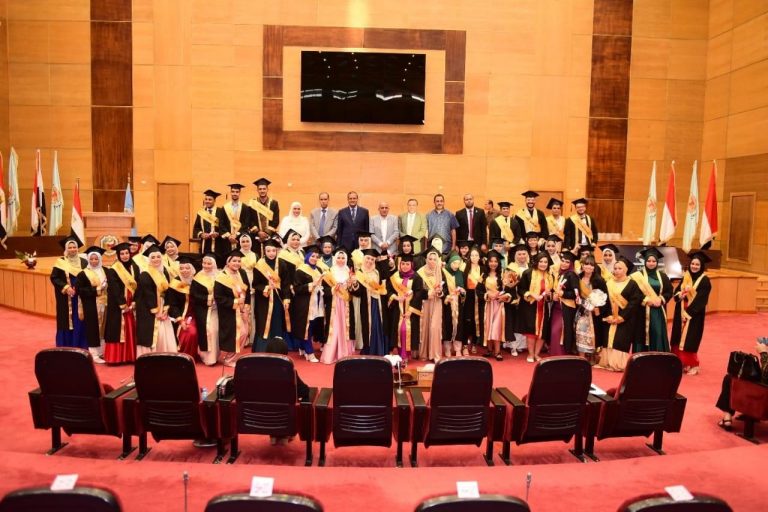 اداب سوهاج  تحتفل بتخريج ٢٥٠ مترجم ببرنامج الترجمة بالجامعة