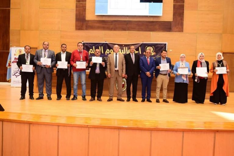 أساتذة آداب سوهاج يتألقون في يوم العلم
