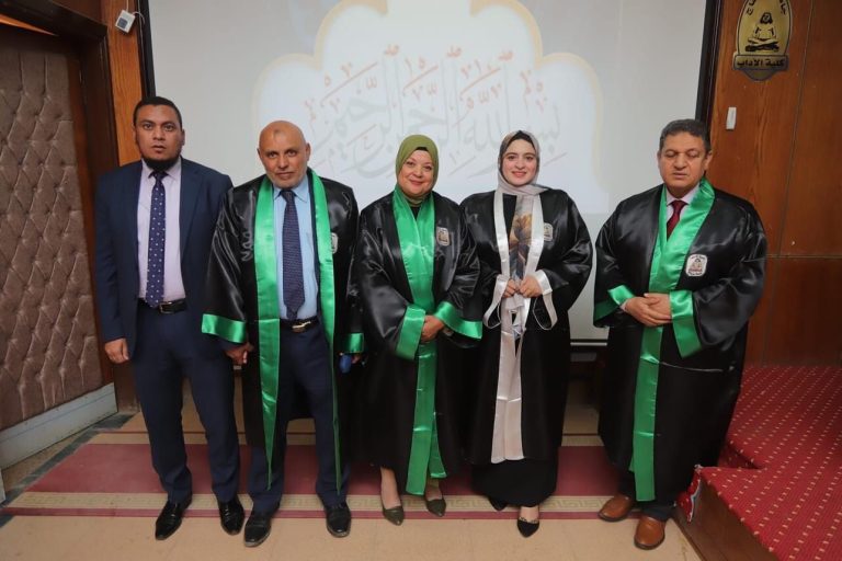 فعاليات مناقشة رسالة الماجستير المقدمة من الباحثة غادة أحمدمحمد محمود ( من خارج الجامعة ) حيث حصلت الباحثة على تقدير ممتاز في رسالة الماجستير بالاعلام.في رسالة بعنوان ” اتجاهات النخبة نحو تناول البرامج الحوارية لظاهرة التشكيك في التراث الديني