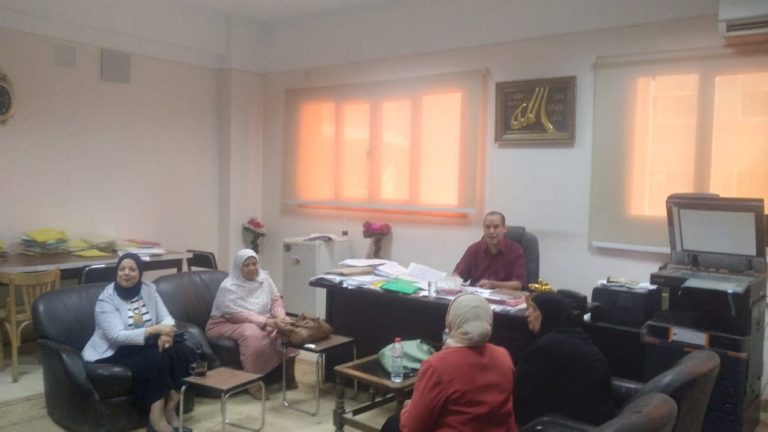 أعضاء اللجنة أثناء انعقادها الدوري لشهر مايو