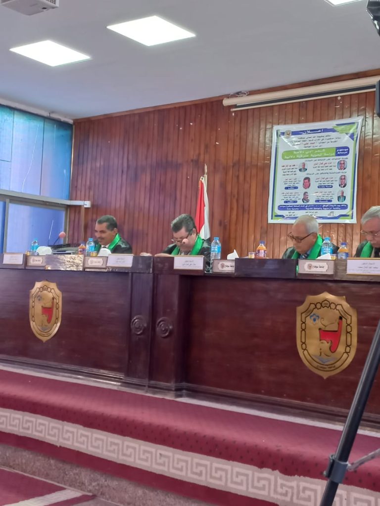 لجنة الحكم والمناقشة