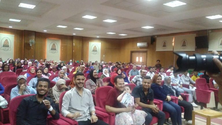 الشعور بالبهجة والاستحسان على وجوه الحضور