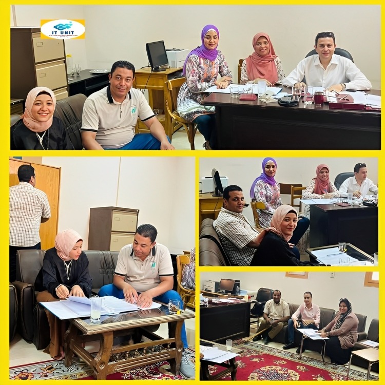 الفريق أثناء المراجعة مع رؤساء وأعضاء المعايير بالبرنامج .